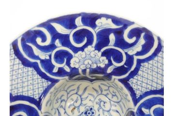 江戸期　古伊万里　染付　花唐草　大胆に描かれた花模様が印象的な盃洗(杯洗、皿、高台鉢、台鉢、和食器)(R-071505)