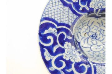 江戸期　古伊万里　染付　花唐草　大胆に描かれた花模様が印象的な盃洗(杯洗、皿、高台鉢、台鉢、和食器)(R-071505)