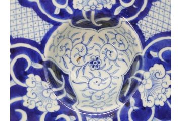 江戸期　古伊万里　染付　花唐草　大胆に描かれた花模様が印象的な盃洗(杯洗、皿、高台鉢、台鉢、和食器)(R-071505)