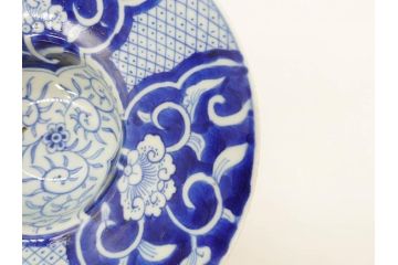江戸期　古伊万里　染付　花唐草　大胆に描かれた花模様が印象的な盃洗(杯洗、皿、高台鉢、台鉢、和食器)(R-071505)
