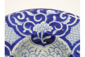 江戸期　古伊万里　染付　花唐草　大胆に描かれた花模様が印象的な盃洗(杯洗、皿、高台鉢、台鉢、和食器)(R-071505)