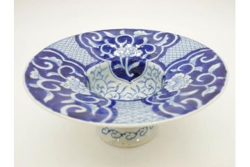 江戸期　古伊万里　染付　花唐草　大胆に描かれた花模様が印象的な盃洗(杯洗、皿、高台鉢、台鉢、和食器)(R-071505)
