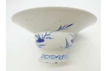 江戸期　古伊万里　染付　花唐草　大胆に描かれた花模様が印象的な盃洗(杯洗、皿、高台鉢、台鉢、和食器)(R-071505)