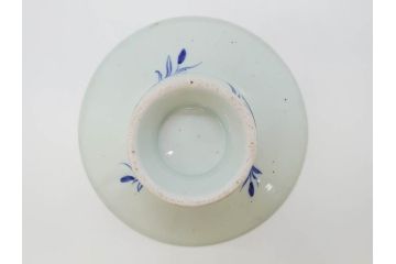 江戸期　古伊万里　染付　花唐草　大胆に描かれた花模様が印象的な盃洗(杯洗、皿、高台鉢、台鉢、和食器)(R-071505)