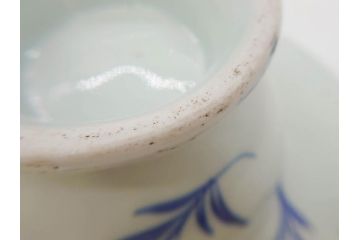 江戸期　古伊万里　染付　花唐草　大胆に描かれた花模様が印象的な盃洗(杯洗、皿、高台鉢、台鉢、和食器)(R-071505)