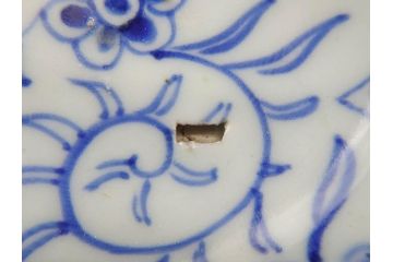 江戸期　古伊万里　染付　花唐草　大胆に描かれた花模様が印象的な盃洗(杯洗、皿、高台鉢、台鉢、和食器)(R-071505)