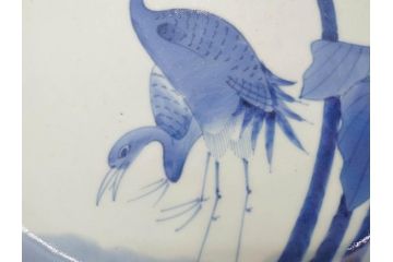 上手物　江戸期　古伊万里　富貴長春　染付　約31cm　1尺皿　大胆に絵付けされた鳥たちが味わい深い魅力を放つ大皿(鶴?、ツル?、鷺?、サギ?、和皿、和食器、一尺)(R-071506)