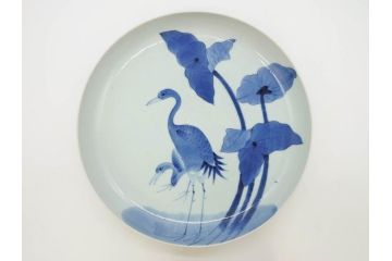 上手物　江戸期　古伊万里　富貴長春　染付　約31cm　1尺皿　大胆に絵付けされた鳥たちが味わい深い魅力を放つ大皿(鶴?、ツル?、鷺?、サギ?、和皿、和食器、一尺)(R-071508)