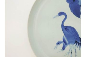 上手物　江戸期　古伊万里　富貴長春　染付　約31cm　1尺皿　大胆に絵付けされた鳥たちが味わい深い魅力を放つ大皿(鶴?、ツル?、鷺?、サギ?、和皿、和食器、一尺)(R-071508)