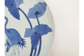 上手物　江戸期　古伊万里　富貴長春　染付　約31cm　1尺皿　大胆に絵付けされた鳥たちが味わい深い魅力を放つ大皿(鶴?、ツル?、鷺?、サギ?、和皿、和食器、一尺)(R-071508)