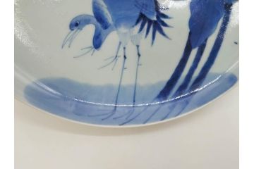 上手物　江戸期　古伊万里　富貴長春　染付　約31cm　1尺皿　大胆に絵付けされた鳥たちが味わい深い魅力を放つ大皿(鶴?、ツル?、鷺?、サギ?、和皿、和食器、一尺)(R-071508)