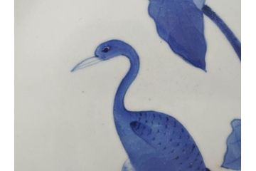 上手物　江戸期　古伊万里　富貴長春　染付　約31cm　1尺皿　大胆に絵付けされた鳥たちが味わい深い魅力を放つ大皿(鶴?、ツル?、鷺?、サギ?、和皿、和食器、一尺)(R-071508)