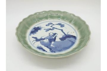 江戸期　太明成化年製　古伊万里　青磁　染付　約27cm　8.9寸　優しい色合いが上品な和の雰囲気を醸し出す大皿(人物、馬、和皿、和食器、八寸九分)(R-071509)