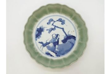 江戸期　太明成化年製　古伊万里　青磁　染付　約27cm　8.9寸　優しい色合いが上品な和の雰囲気を醸し出す大皿(人物、馬、和皿、和食器、八寸九分)(R-071509)