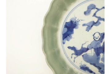 江戸期　太明成化年製　古伊万里　青磁　染付　約27cm　8.9寸　優しい色合いが上品な和の雰囲気を醸し出す大皿(人物、馬、和皿、和食器、八寸九分)(R-071509)
