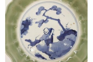 江戸期　太明成化年製　古伊万里　青磁　染付　約27cm　8.9寸　優しい色合いが上品な和の雰囲気を醸し出す大皿(人物、馬、和皿、和食器、八寸九分)(R-071509)