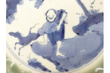 江戸期　太明成化年製　古伊万里　青磁　染付　約27cm　8.9寸　優しい色合いが上品な和の雰囲気を醸し出す大皿(人物、馬、和皿、和食器、八寸九分)(R-071509)
