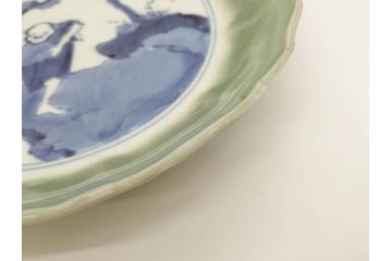 江戸期　太明成化年製　古伊万里　青磁　染付　約27cm　8.9寸　優しい色合いが上品な和の雰囲気を醸し出す大皿(人物、馬、和皿、和食器、八寸九分)(R-071509)
