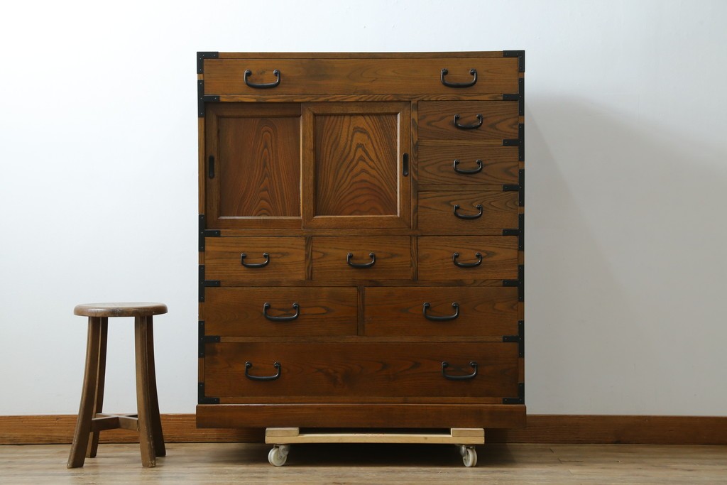 中古　美品　高級品　国産　職人手造り品　三方欅(ケヤキ)材　引き出し10杯の収納箪笥　(R-071510)