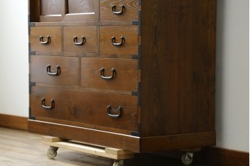 中古　美品　高級品　国産　職人手造り品　三方欅(ケヤキ)材　引き出し10杯の収納箪笥　(R-071510)