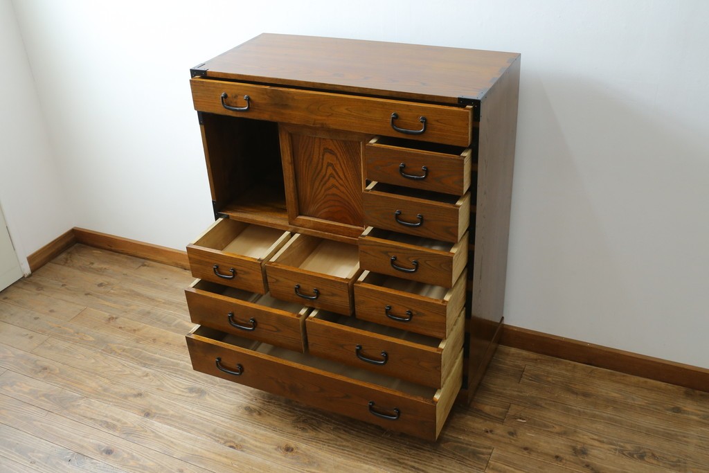 中古　美品　高級品　国産　職人手造り品　三方欅(ケヤキ)材　引き出し10杯の収納箪笥　(R-071510)