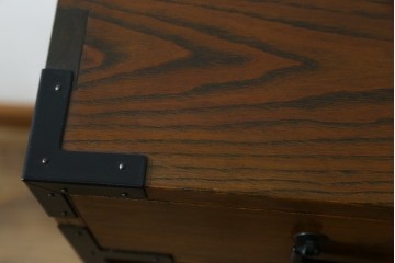 中古　美品　高級品　国産　職人手造り品　三方欅(ケヤキ)材　引き出し10杯の収納箪笥　(R-071510)