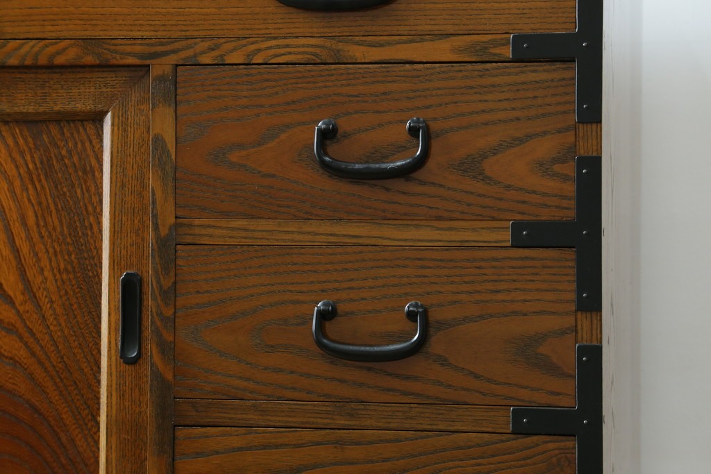 中古　美品　高級品　国産　職人手造り品　三方欅(ケヤキ)材　引き出し10杯の収納箪笥　(R-071510)