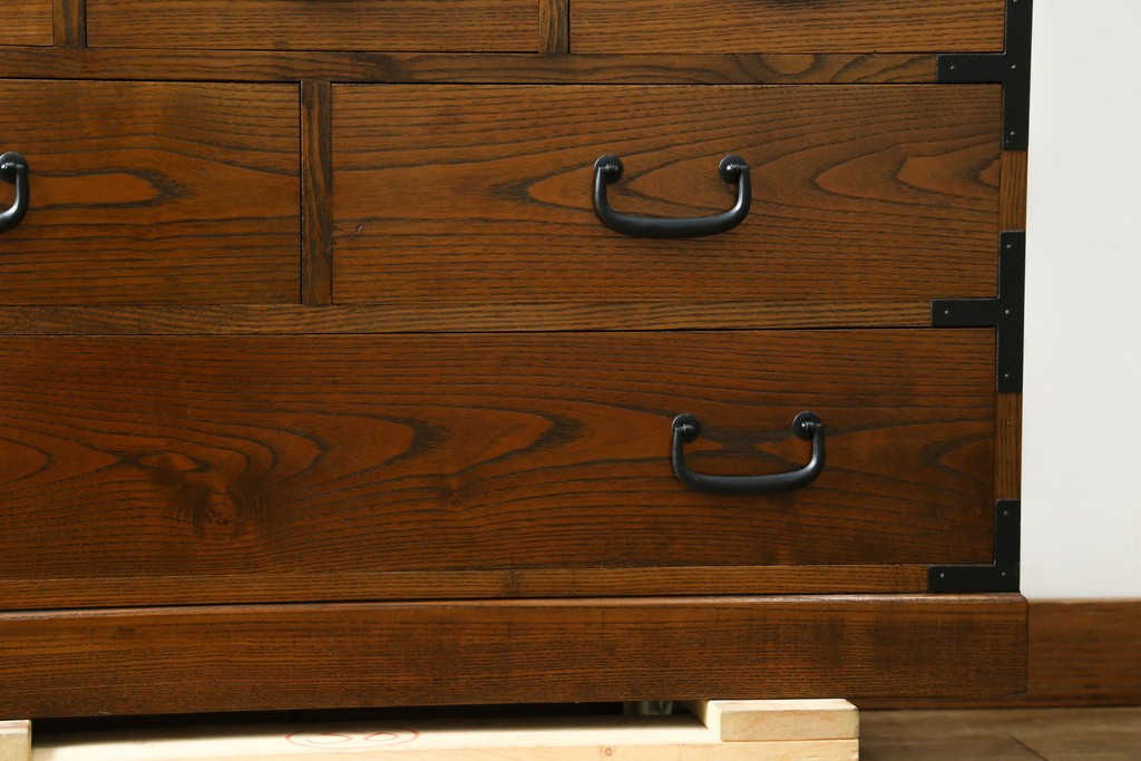 中古　美品　高級品　国産　職人手造り品　三方欅(ケヤキ)材　引き出し10杯の収納箪笥　(R-071510)