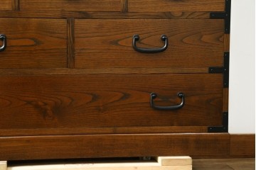 中古　美品　高級品　国産　職人手造り品　三方欅(ケヤキ)材　引き出し10杯の収納箪笥　(R-071510)