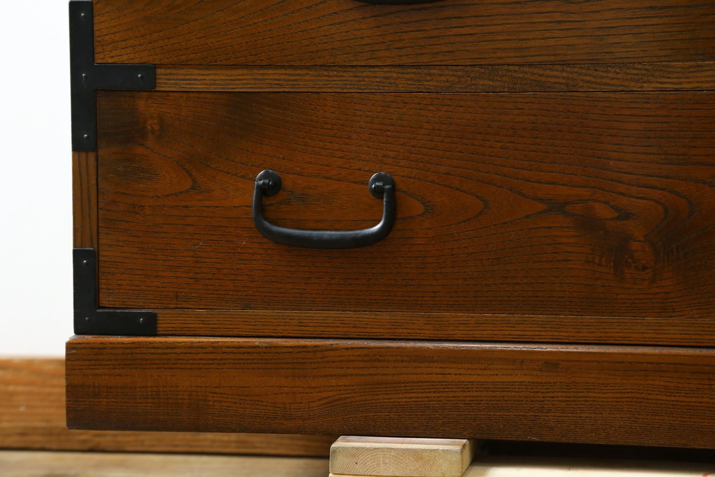 中古　美品　高級品　国産　職人手造り品　三方欅(ケヤキ)材　引き出し10杯の収納箪笥　(R-071510)