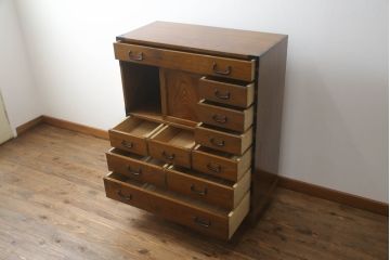 中古　美品　高級品　国産　職人手造り品　三方欅(ケヤキ)材　引き出し10杯の収納箪笥(チェスト、ドロワー、和タンス)(R-071510)