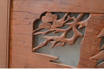 アンティーク建具　片面ガラス　吉祥の象徴とされる松竹梅の彫刻欄間1枚(明り取り、明かり取り)(R-071537)