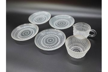 ビンテージ　ARABIA FINLAND　Kastehelmi(カステヘルミ)　洗練されたデザインが美しいボウル&ミルクポット&プレート4枚セット(アラビア、フィンランド、北欧食器、ガラス、クリーマー、ミルクジャー、皿、ヴィンテージ)(検索ワード:ヌータヤルヴィ(Nuutajarvi)、iittala(イッタラ))(R-071566)
