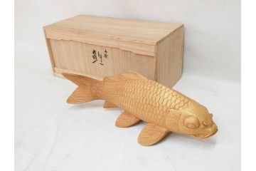 彫刻師二代目　川原啓秀(傳三)　金彩　細部まで凝った彫りが美しくリアルに表現された木彫り「鯉」(コイ、置き物、木製、共箱付き)(R-071573)