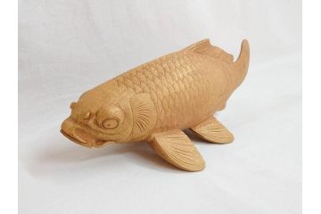 彫刻師二代目　川原啓秀(傳三)　金彩　細部まで凝った彫りが美しくリアルに表現された木彫り「鯉」(コイ、置き物、木製、共箱付き)(R-071573)