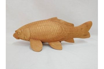 彫刻師二代目　川原啓秀(傳三)　金彩　細部まで凝った彫りが美しくリアルに表現された木彫り「鯉」(コイ、置き物、木製、共箱付き)(R-071573)