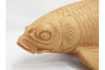 彫刻師二代目　川原啓秀(傳三)　金彩　細部まで凝った彫りが美しくリアルに表現された木彫り「鯉」(コイ、置き物、木製、共箱付き)(R-071573)