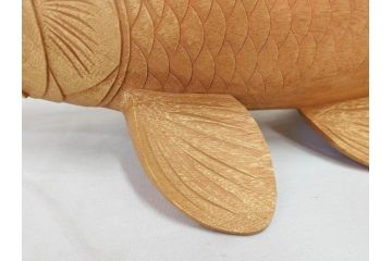 彫刻師二代目　川原啓秀(傳三)　金彩　細部まで凝った彫りが美しくリアルに表現された木彫り「鯉」(コイ、置き物、木製、共箱付き)(R-071573)