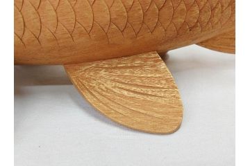彫刻師二代目　川原啓秀(傳三)　金彩　細部まで凝った彫りが美しくリアルに表現された木彫り「鯉」(コイ、置き物、木製、共箱付き)(R-071573)