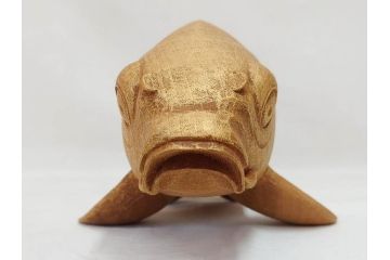 彫刻師二代目　川原啓秀(傳三)　金彩　細部まで凝った彫りが美しくリアルに表現された木彫り「鯉」(コイ、置き物、木製、共箱付き)(R-071573)