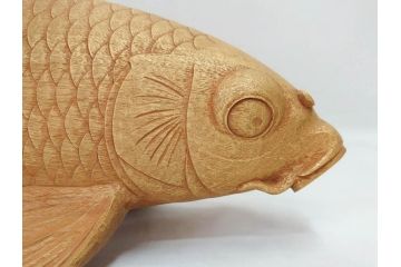 彫刻師二代目　川原啓秀(傳三)　金彩　細部まで凝った彫りが美しくリアルに表現された木彫り「鯉」(コイ、置き物、木製、共箱付き)(R-071573)