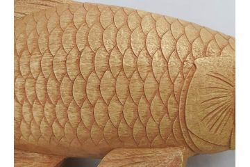 彫刻師二代目　川原啓秀(傳三)　金彩　細部まで凝った彫りが美しくリアルに表現された木彫り「鯉」(コイ、置き物、木製、共箱付き)(R-071573)