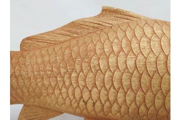 彫刻師二代目　川原啓秀(傳三)　金彩　細部まで凝った彫りが美しくリアルに表現された木彫り「鯉」(コイ、置き物、木製、共箱付き)(R-071573)