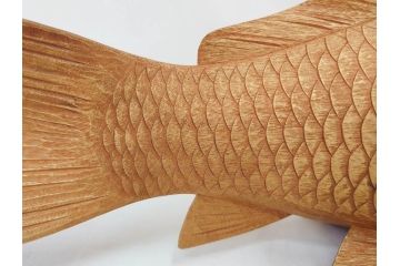 彫刻師二代目　川原啓秀(傳三)　金彩　細部まで凝った彫りが美しくリアルに表現された木彫り「鯉」(コイ、置き物、木製、共箱付き)(R-071573)