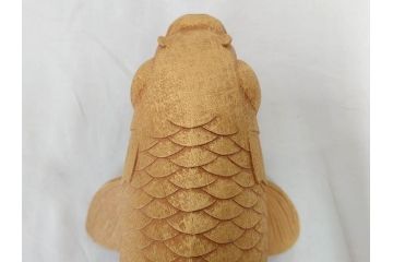 彫刻師二代目　川原啓秀(傳三)　金彩　細部まで凝った彫りが美しくリアルに表現された木彫り「鯉」(コイ、置き物、木製、共箱付き)(R-071573)