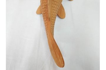 彫刻師二代目　川原啓秀(傳三)　金彩　細部まで凝った彫りが美しくリアルに表現された木彫り「鯉」(コイ、置き物、木製、共箱付き)(R-071573)