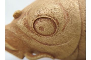 彫刻師二代目　川原啓秀(傳三)　金彩　細部まで凝った彫りが美しくリアルに表現された木彫り「鯉」(コイ、置き物、木製、共箱付き)(R-071573)