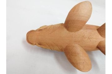 彫刻師二代目　川原啓秀(傳三)　金彩　細部まで凝った彫りが美しくリアルに表現された木彫り「鯉」(コイ、置き物、木製、共箱付き)(R-071573)