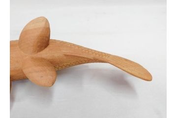 彫刻師二代目　川原啓秀(傳三)　金彩　細部まで凝った彫りが美しくリアルに表現された木彫り「鯉」(コイ、置き物、木製、共箱付き)(R-071573)