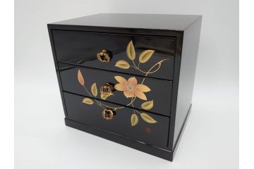 中古　伝統工芸　輪島塗り　凝ったデザインの引手金具と品のある花の絵柄が魅力の小引き出し(チェスト、小物収納、卓上収納)(定価約24万円)(R-071574)